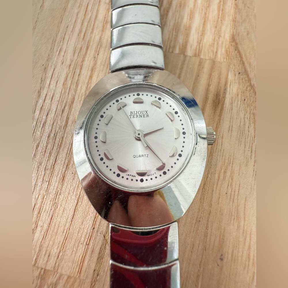Bijoux terner ladies round silver tone watch NEW BATTERY